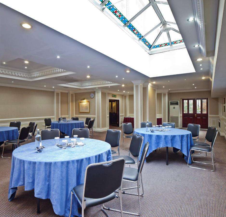 Located just 5 minutes’ drive from London Heathrow Airport, the Radisson Blu Edwardian, Heathrow is decorated with glass chandeliers, an ornate marble staircase and striking Eastern artwork. Free WiFi is available and a health spa features on site. The hotel has a 400-space private car park. An airport shuttle service stops at the Radisson Blu Edwardian, Heathrow and offers transfers to terminals 1 to 5 within 30 minutes. A bath, a shower and Italian marble are featured in each modern bathroom and complimentary toiletries are provided. A satellite Samsung TV with up to 300 channels in multiple languages, Egyptian cotton bed linen, tea and coffee facilities, international sockets, a hairdryer are included in each air conditioned room. Guests can dine in the Steak & Lobster restaurant, which offers fine steaks and fresh lobster straight from the charcoal grill, or in various combinations. The Spa & Gym is a tranquil haven offering massages, facials and other beauty treatments using luxurious ESPA products, as well as a sauna, steam room and 24-hour gym. Buses connect to Hatton Cross Underground station in 20 minutes. London Victoria is a 45-minute rail journey from Heathrow Underground Station, which is situated within the airport. Business travellers particularly like the location — they rated it 8.4 for a work-related trip. Radisson Blu Edwardian Heathrow Hotel, London has been welcoming Booking.com guests since 2 Oct 2006. Hotel chain/brand: Radisson Blu Edwardian Most popular facilities superb fitness centre Non-smoking rooms Airport shuttle Restaurant Spa and wellness centre Facilities for disabled guests Tea/coffee maker in all rooms Bar Very good breakfast
